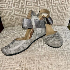 🩶Pierre Dumas Size 7 1/2 Women's Faux Leather Pewter Wedges